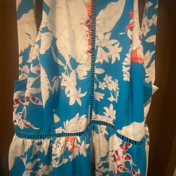 Women’s Halter Neck Floral print dress. Worn just once - Picture 4 of 6